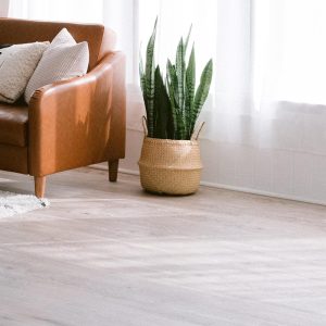 Flooring de triplay ignífugo en sala moderna
