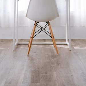 Flooring de triplay ignífugo mostrando su aplicación en suelos