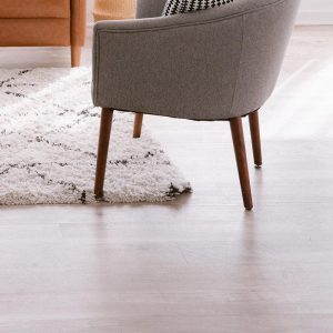 Flooring de triplay ignífugo en una sala