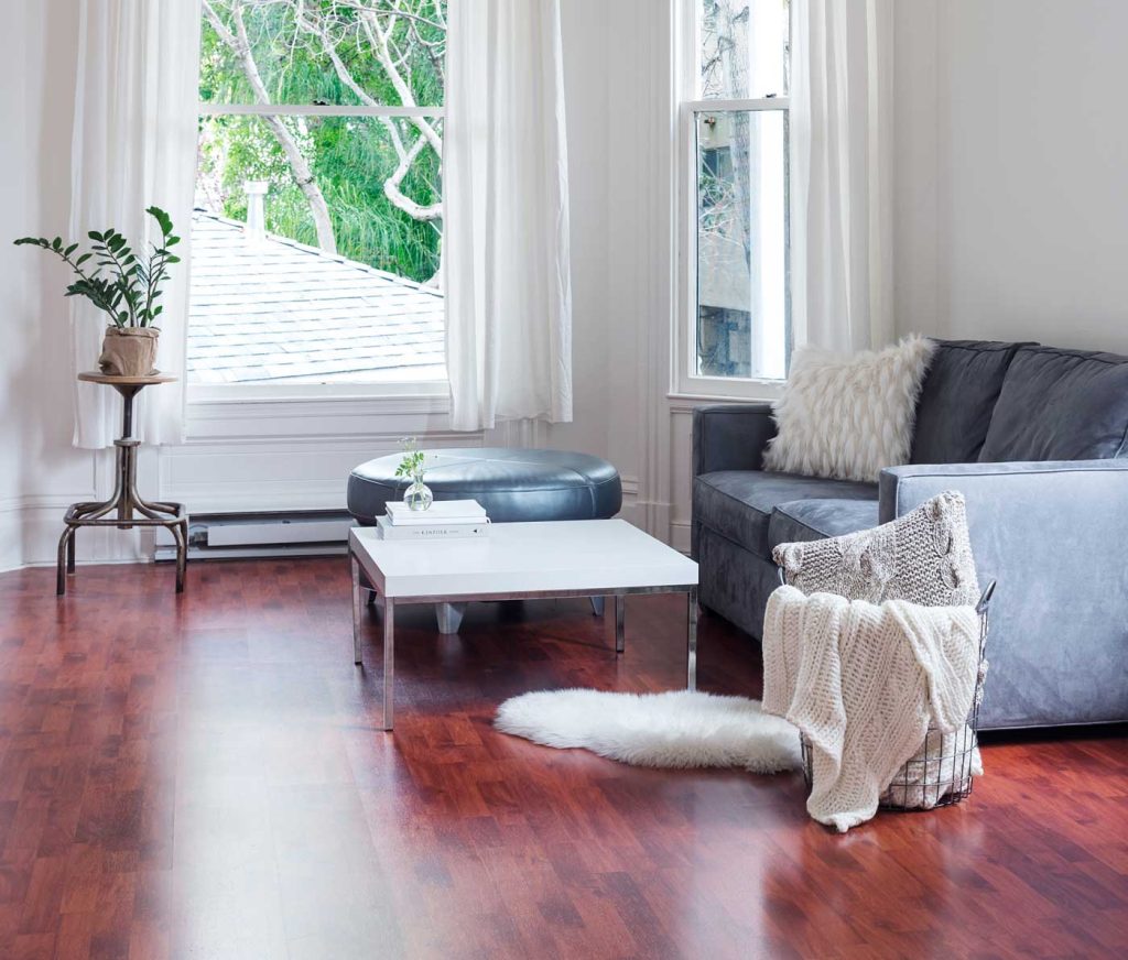 Flooring de triplay ignífugo en sala familiar